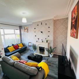 4 Bedroom House Sleeps 8 Free Parking & WiFi, hotel a Leeds