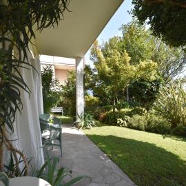 Chalet by Lake Maggiore with Garden Views, hotel a Verbania