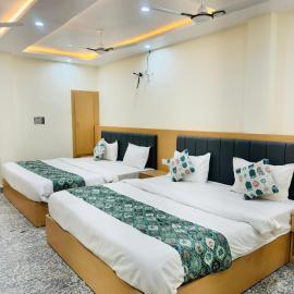 HOTEL SHIVAAY near by urban Square mall and nexus celebration mall, hotell i Bedla