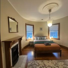 -43- Elegant Spacious Room in a House - 20 min Drive to Downtown & 10 min walk to Commuter Rail at Newton Boston