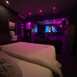 spapurple95 Suite romantique avec jacuzzi privatif、ゴネスのホテル