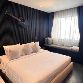 New stylish 8th Floor Condo Nai Harn Beach, hotel in Rawai Beach