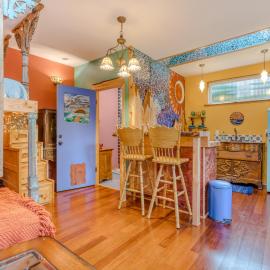 Sweet Sunshine Suite- Artistic, cozy, and colorful, hotel in Portland