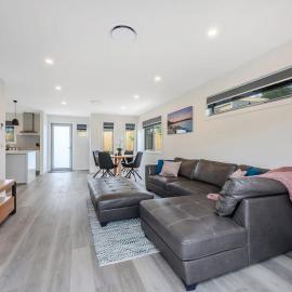 Villa 6 Brand New Walk to shops 10min Airport CBD、Warraneのホテル