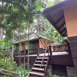 Ban Huaikhakhaeng บ้านห้วยขาแข้ง, hotel in Ban Dong