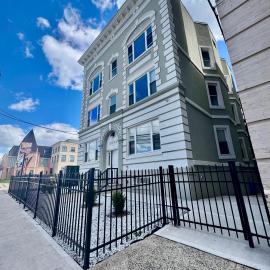 Grand Holiday 1BR Penthouse near Newark Airport, hotelli kohteessa Newark