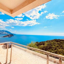 Hillside Apartment with Sea View