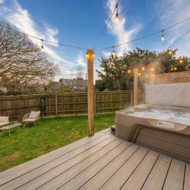 Cameo Cottage – 3-Bedroom Coastal Retreat with Private Hot Tub, hotel a Calshot