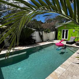 Adorable 2bdr Pool House - Walk to Everything!, hotel a Lake Worth