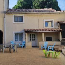 Maison de village avec un étage sur rez-de-chaussée et cour privative, hotel a Rochegude