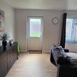 Langcliffe near warwick hospital, free parking, fast wifi, sleeps 5，沃里克的飯店