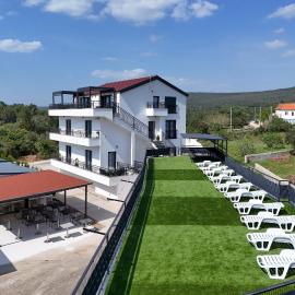 Golden Horizon Residence-Peaceful Oasis with Pool Near the Sea, hotelli kohteessa Turanj