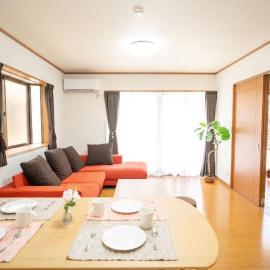 Max13ppl Family-Friendly , 110sqm , SpaciousLiving&4BRM , LongStay OK , 2CarPark , 25min to NAGOYA & LEGO & Outlet, hotel in Yatomi 