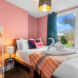 Stylish 3BR Victorian House | Garden, BBQ, Parking, hotel in Henwick