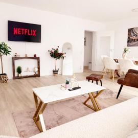 Modernes Apartment mit großem Balkon, Waschmaschine & Netflix