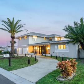 SAND CASTLE-Fun For Big Groups-Walk to Beach, Heated Pool, Lanai