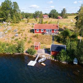 Secluded, private jetty, facing south, on the lake, Hotel in Kvillsfors