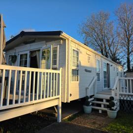 Westwood Hide Away, hotel in Allhallows