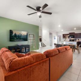 Stylish 4BR Escape Open Layout TVs in Every Room，埃爾帕索的飯店