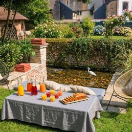 Entre rivière et jardins, plancha, salon de jeu, village médiéval à 2h de Paris, hotel en Aubigny-sur-Nère