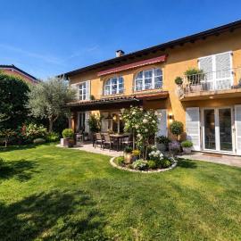 GOLDEN HILL Rooms and Shows Quiet Spacious Rooms, Garden, Shared Kitchen and Theatre, hotel din Collina d'Oro