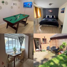 Northampton 4-Bed House with Pool Table & Parking
