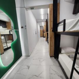 The HANGOUT Hostel, hotel i Sarandë