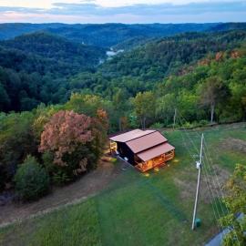 Shorty's View - Hot Tub- Ride-In Off-Road Access, hotel a Beattyville