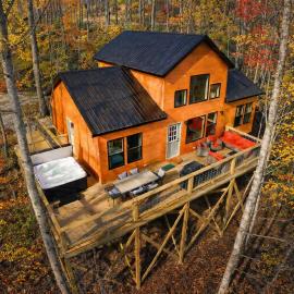 Skyward Chalet - Hot Tub - Fire Pit - Deck - RRG, hotel a Stanton