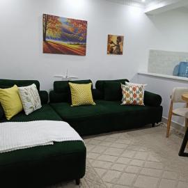 Naivegas-Staycation by Winnie-2 bedrooms, hotel in Munyu
