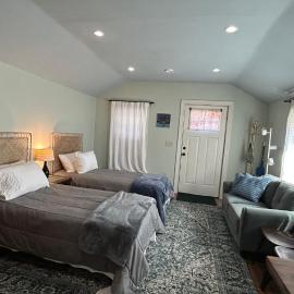 Terrific cozy studio space with kitchenette and patio, Hotel in Minneapolis