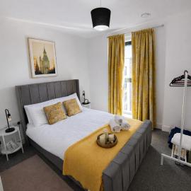 Luxe 1BR Apartment with Balcony - Free Parking, hotel in Colnbrook
