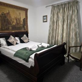 Cute Cottage in Egham Heathrow- 7 Guests 3 bedrooms, hotel in Egham