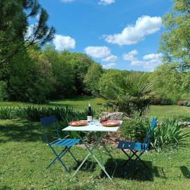 Une escale gourmande- Suite avec terrasse & dîner maison possible, hotel a Eyzerac