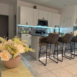 Cheerful entire home with a residential pool, hotel v destinaci Riverview