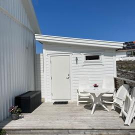 Cottage near the ocean On Smögen، فندق في سْموغِن