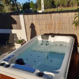 Luxury Romantic Retreat with Hot Tub & Pool, hotel in Tábua