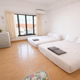The Layover Donmueang Airport Hostel, hotel in Thung Si Kan