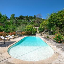 Le Petit Mas 2-bedroom house with shared pool, hotel v destinaci Falicon