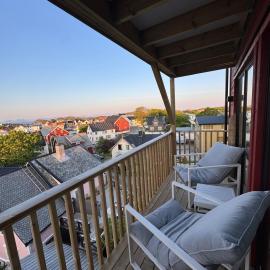 Apartment with stunning mountain, sea and city views of Henningsvær