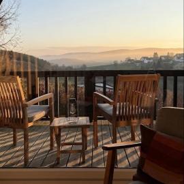 Designer chalet with gorgeous Eifel panorama, хотел в Kerschenbach