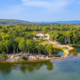 Luxury Cottage Overlooking Bras d'Or Lake, hotel i Orangedale