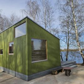 Piestātne Riverside Cabin with Sauna, Hot Tub & Private Pier, hotel din Katlakalns