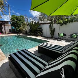 Adorable 2bdr Pool House - Walk to Everything!