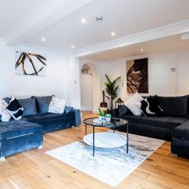 Spacious Leeds City Apt Sleeps 8 With Free Parking: Central Station şehrinde bir otel