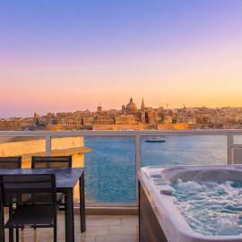 Valletta Bastion View Apartments & Penthouse With Heated Jacuzzi, hotell i Sliema