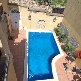 Shamrock House, hotel em Qala