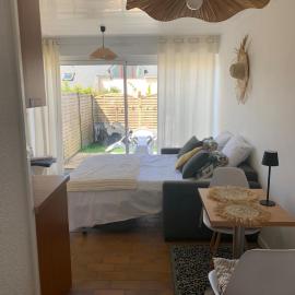 Waterfront studio with small garden, pool, parking, hotelli kohteessa Guidel