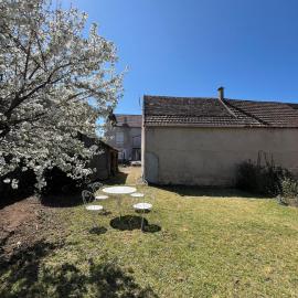 Gîte Chez Mamie Madeleine, hotel u gradu Ainay-le-Château