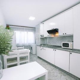 Confort en Arzúa Centro, Apt 2 by CABANA Rentals